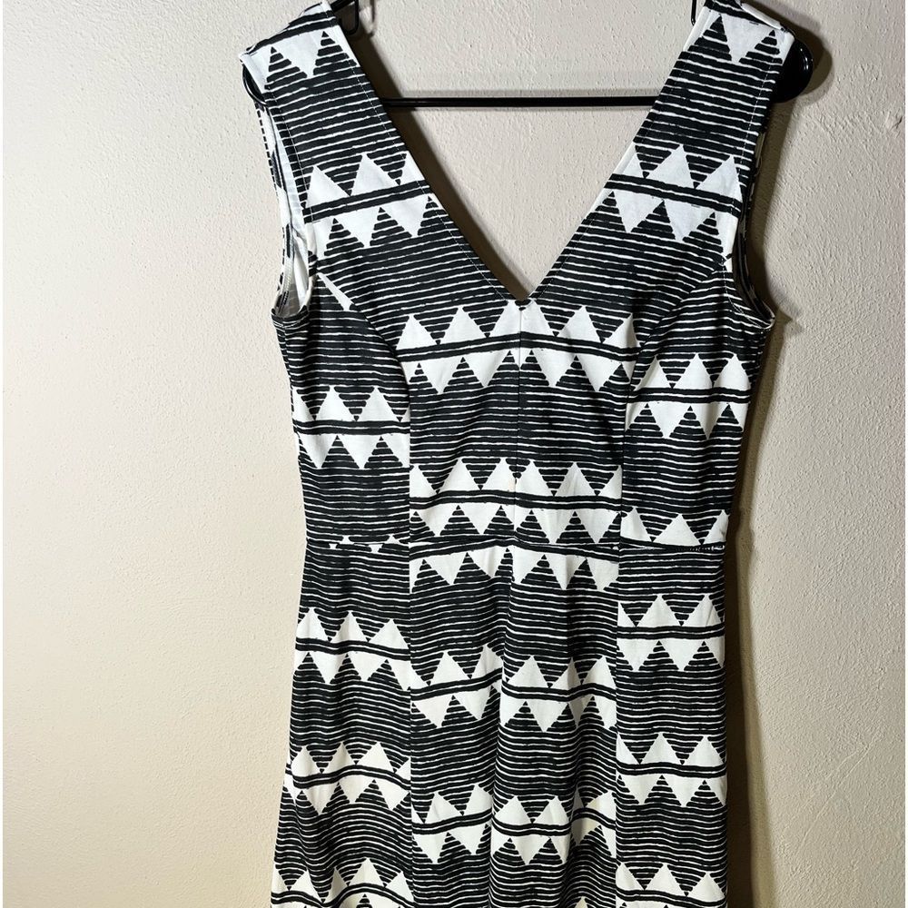 H&M Back&White fit and flare Dress Sz M V neck front and back Sz M